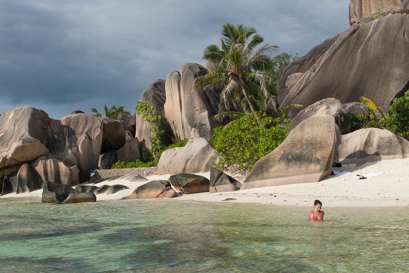 Traumstrand auf denSeychellen, La Digue, Mädchen, Beach, Girl, Indischer Ozean