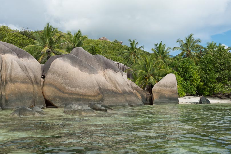 Traumstrand auf den Seychellen, La Digue, Palmen, Granitfelsen