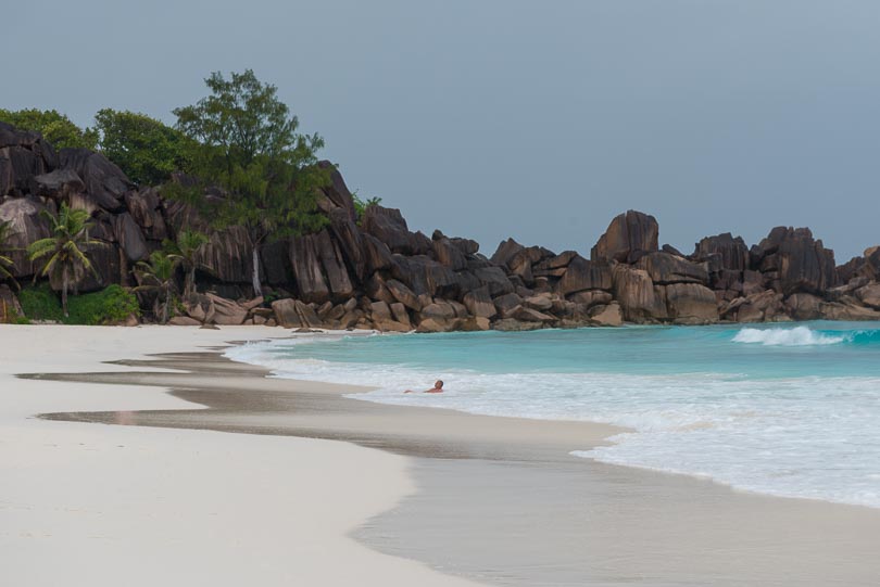 Traumstrand auf den Seychellen, La Digue, Palmen, Granitfelsen, einsam